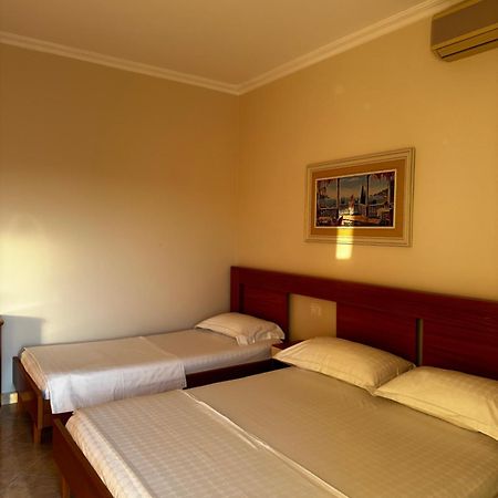 Ami Apartament فلورا المظهر الخارجي الصورة