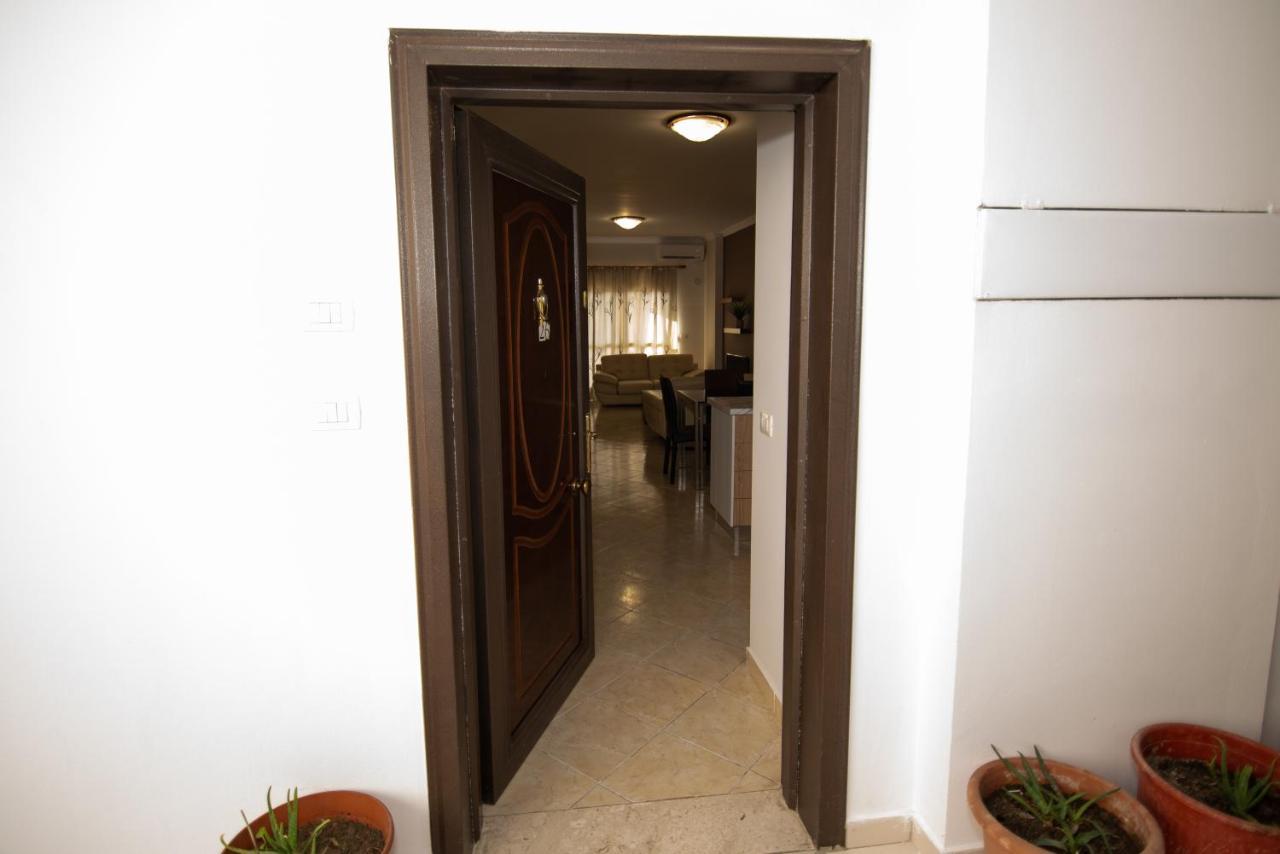 Ami Apartament فلورا المظهر الخارجي الصورة
